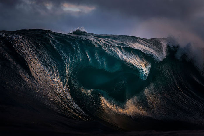 عکاسی خلاقانه که موج را به کوه تبدیل میکند