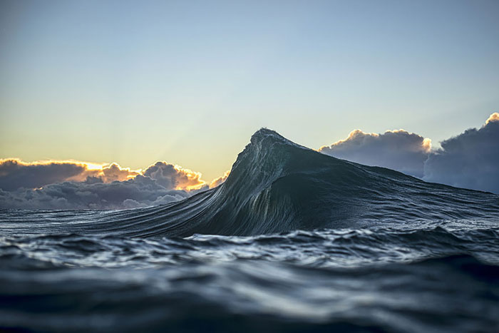 عکاسی خلاقانه که موج را به کوه تبدیل میکند